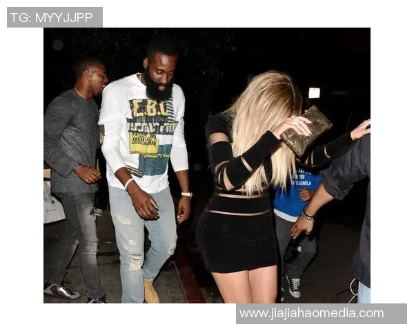 足球巨星赛场激情庆祝后深情一吻女友引发球迷热烈讨论