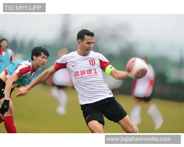 足球球星精准打靶训练展现射门技巧与竞技状态提升魅力