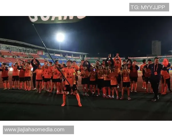 世界级足球巨星闪耀登场引爆全场粉丝热情共庆盛典时刻