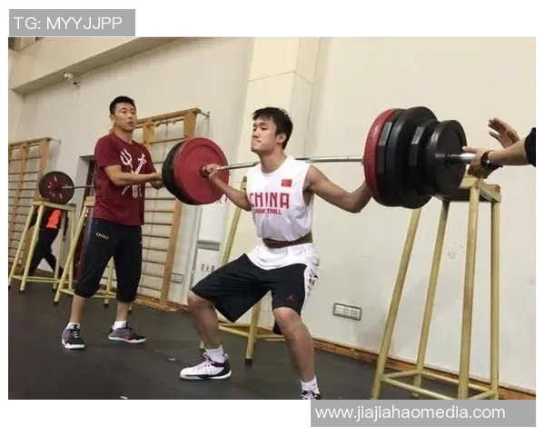 足球球星深蹲训练卡通画展现力量与技巧的完美结合